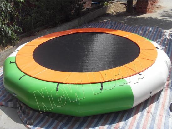 Inflatable floating trampoline
