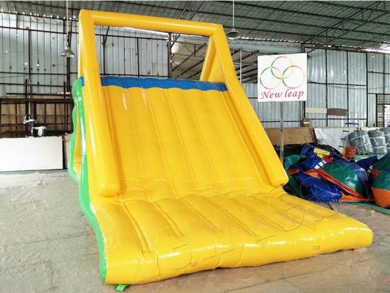 Inflatable aqua slide