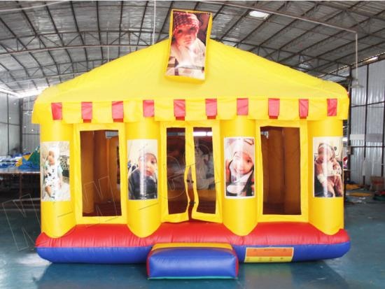 Inflatable bounce house